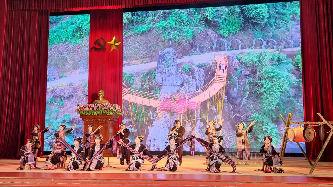 Mê đắm những làn điệu dân ca, dân vũ của các dân tộc thiểu số rất ít người - Ảnh 1. Mê đắm những làn điệu dân ca, dân vũ của các dân tộc thiểu số rất ít người - Ảnh 1.