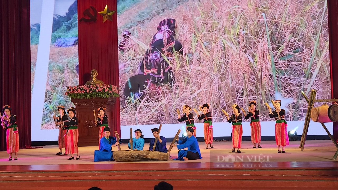 Mê đắm những làn điệu dân ca, dân vũ của các dân tộc thiểu số rất ít người - Ảnh 2. Mê đắm những làn điệu dân ca, dân vũ của các dân tộc thiểu số rất ít người - Ảnh 2.
