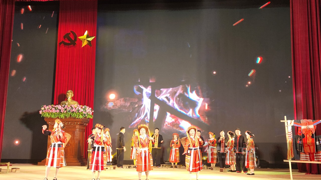 Mê đắm những làn điệu dân ca, dân vũ của các dân tộc thiểu số rất ít người - Ảnh 6. Mê đắm những làn điệu dân ca, dân vũ của các dân tộc thiểu số rất ít người - Ảnh 6.