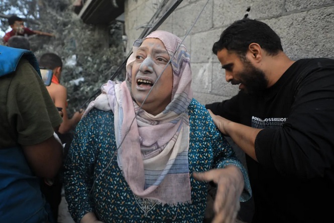 Cuộc tháo chạy trong sợ hãi của người dân trại tị nạn Gaza dưới hỏa lực Israel - Ảnh 4.