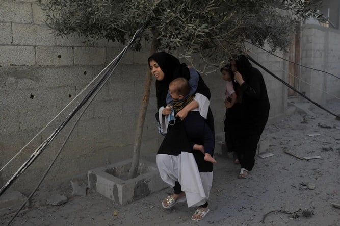 Cuộc tháo chạy trong sợ hãi của người dân trại tị nạn Gaza dưới hỏa lực Israel - Ảnh 5.