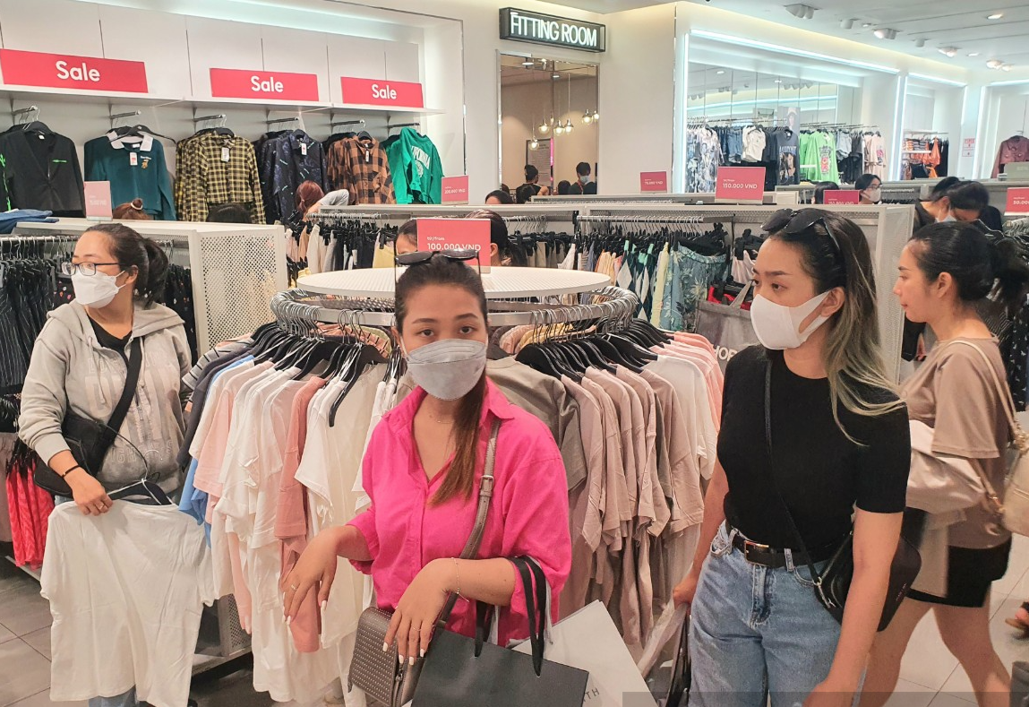 Sau thời gian dài im hơi lặng tiếng, H&M sắp khai trương một cửa hàng mới tại TP.HCM - Ảnh 2.