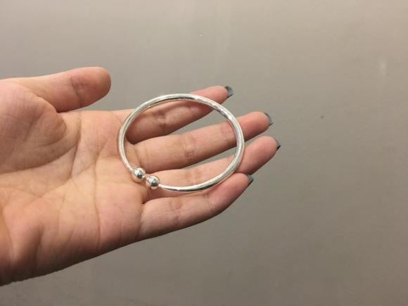 Tại sao người xưa nói: &quot;Nhặt được bạc thì sang, được vàng thì lụi&quot;? - Ảnh 2.