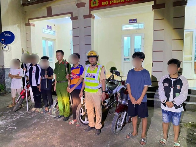 Hòa Bình: Khởi tố 2 thanh niên về hành vi gây rối trật tự công cộng - Ảnh 1.