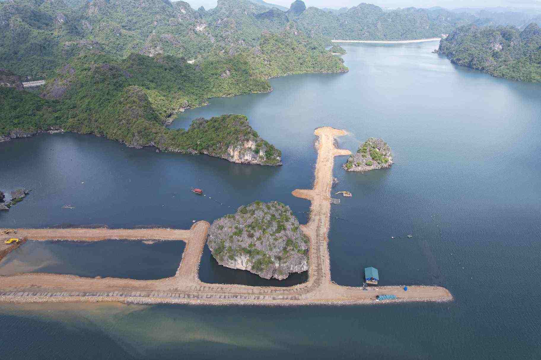 Dự án đô thị lấn biển trong vùng đệm vịnh Hạ Long: &quot;Đừng vì lợi ích kinh tế trước mắt mà đánh đổi di sản&quot; - Ảnh 1.