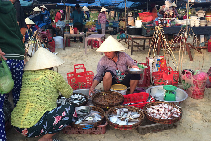 Kể chuyện làng: Nỗi nhớ phiên chợ cá quê nhà - Ảnh 1.