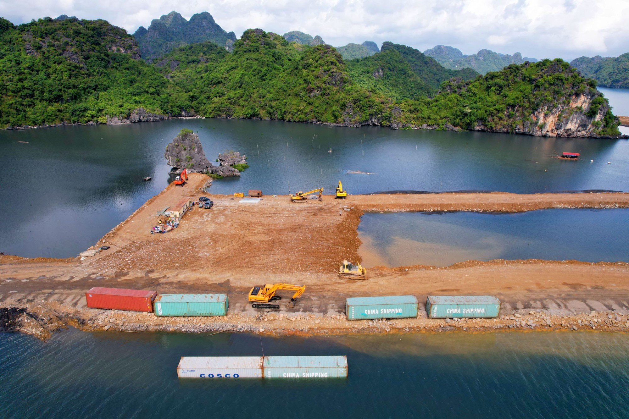 Dự án đô thị lấn biển trong vùng đệm vịnh Hạ Long: &quot;Đừng vì lợi ích kinh tế trước mắt mà đánh đổi di sản&quot; - Ảnh 3.
