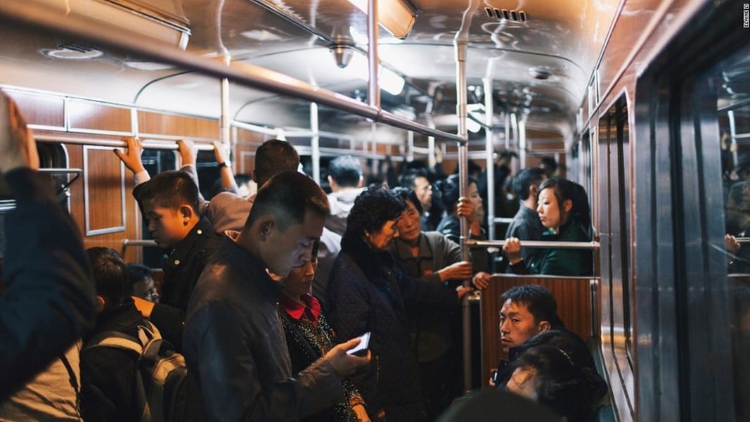 Có gì bên trong nhà ga tàu điện ngầm sâu 110 mét ở Bình Nhưỡng? - Ảnh 4.