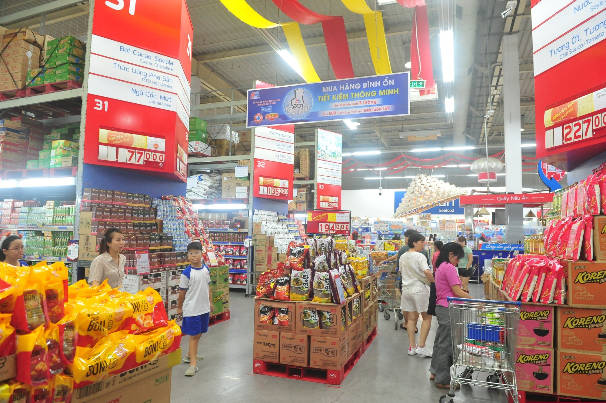 Dự đoán nhu cầu tiêu dùng cuối năm cao, nhà bán lẻ lớn tăng dự trữ, bình ổn giá hàng thiết yếu - Ảnh 1.