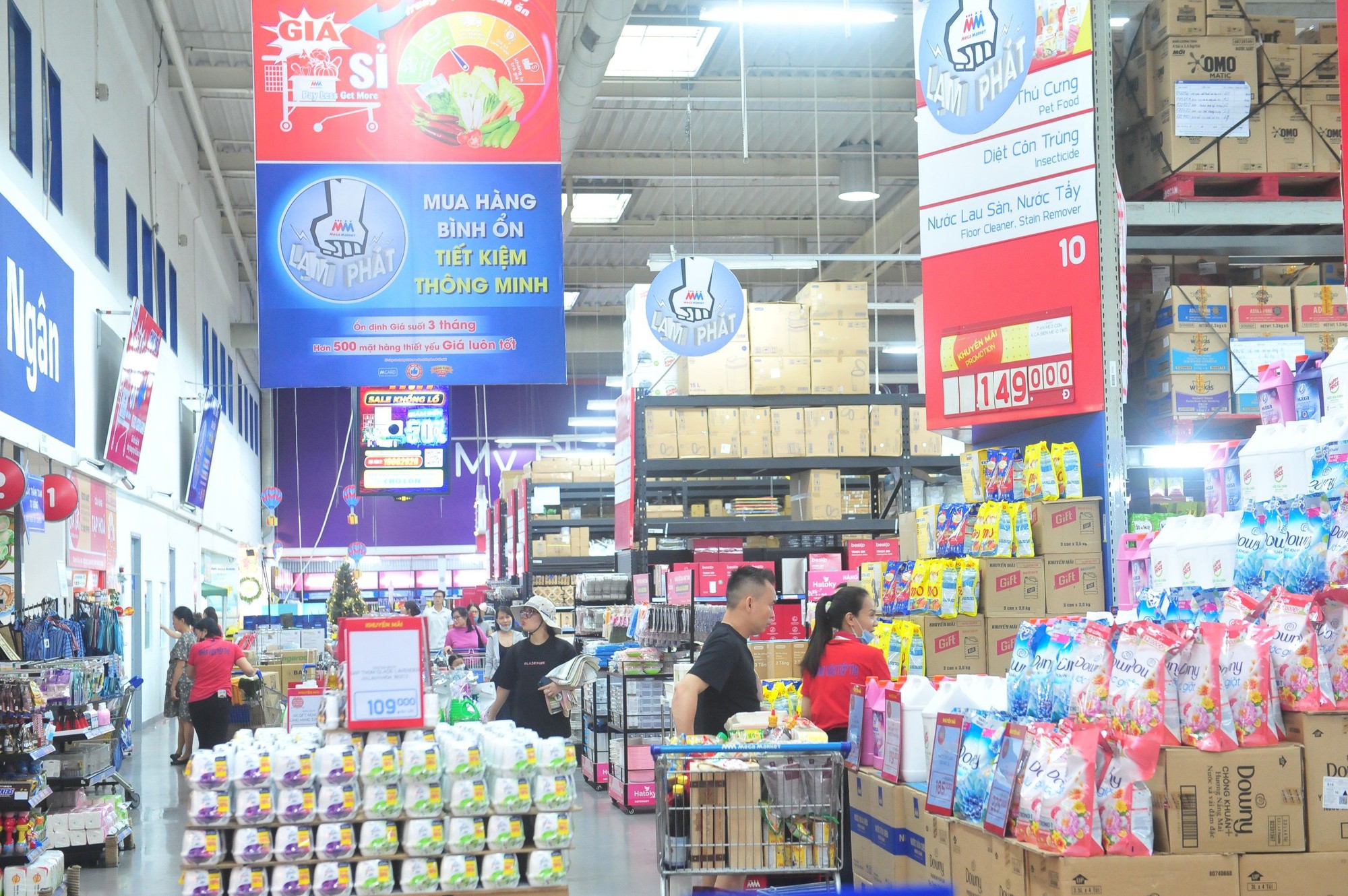 Dự đoán nhu cầu tiêu dùng cuối năm cao, nhà bán lẻ lớn tăng dự trữ, bình ổn giá hàng thiết yếu - Ảnh 3.