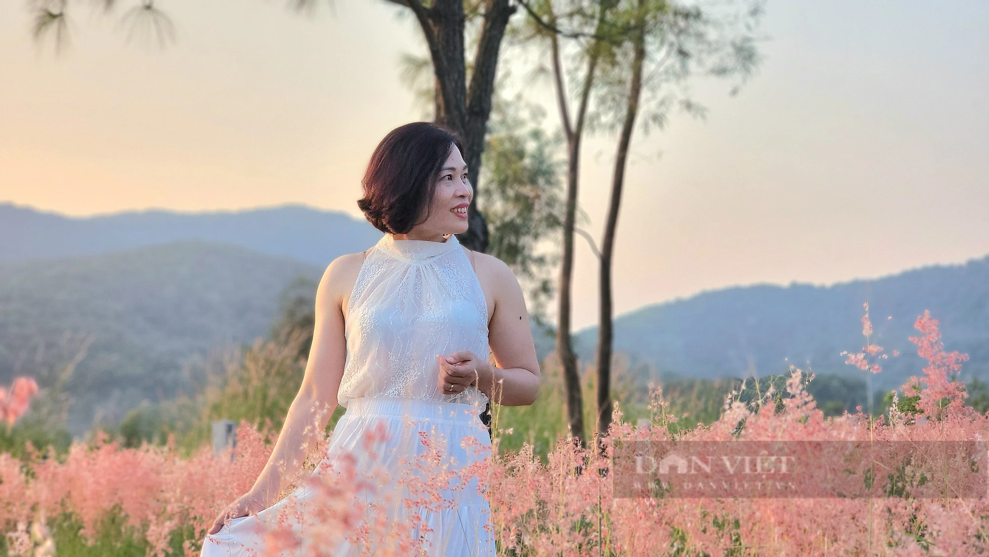 Đồi cỏ hồng rực rỡ ở Hải Dương, có view đẹp như khung cảnh châu Âu, hút du khách về &quot;check in&quot; dịp cuối tuần - Ảnh 10.