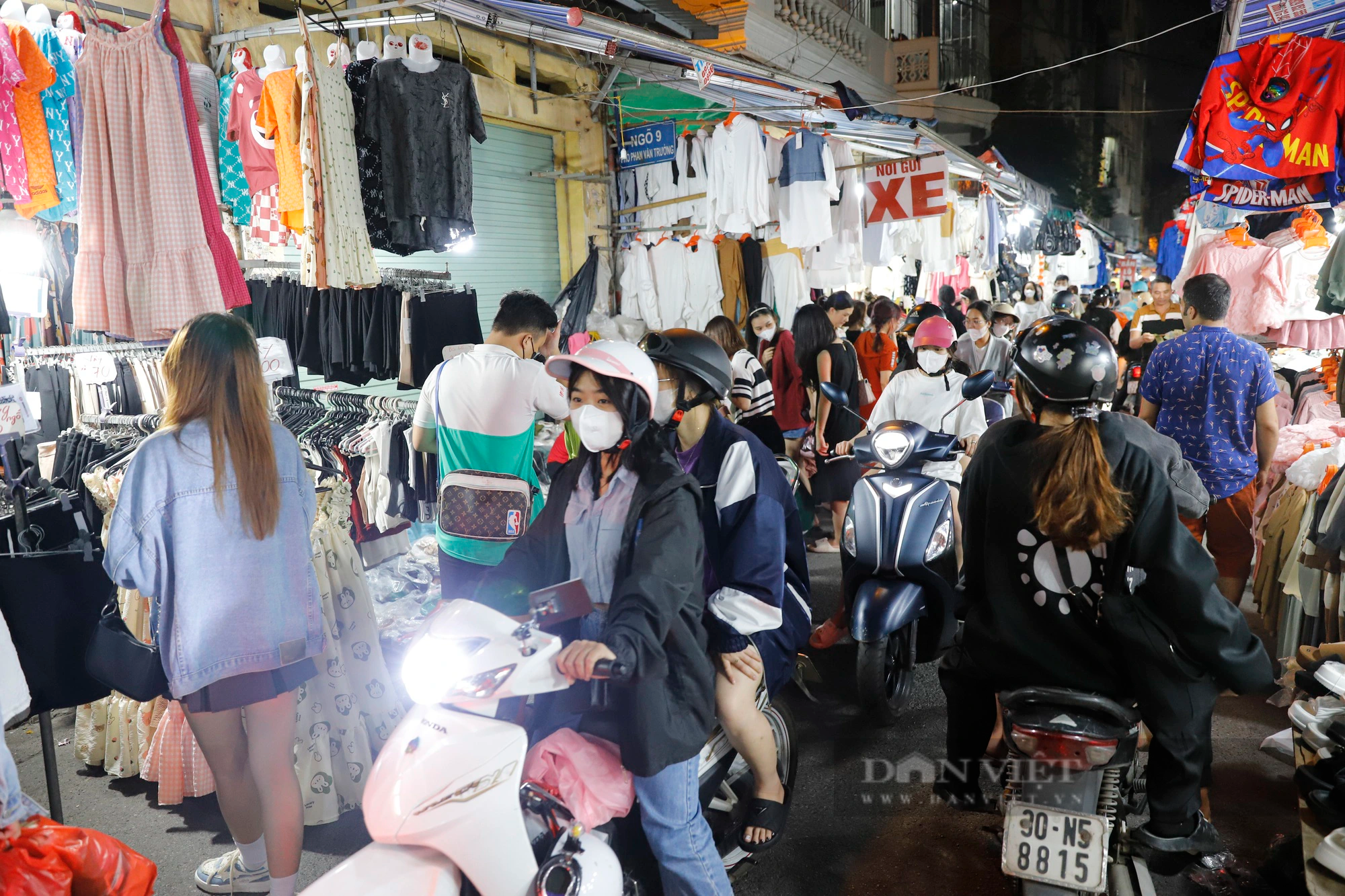 Tiểu thương tại &quot;thiên đường mua sắm&quot; của sinh viên Hà Nội lấn chiếm &quot;nuốt trọn&quot; cả con đường  - Ảnh 7.