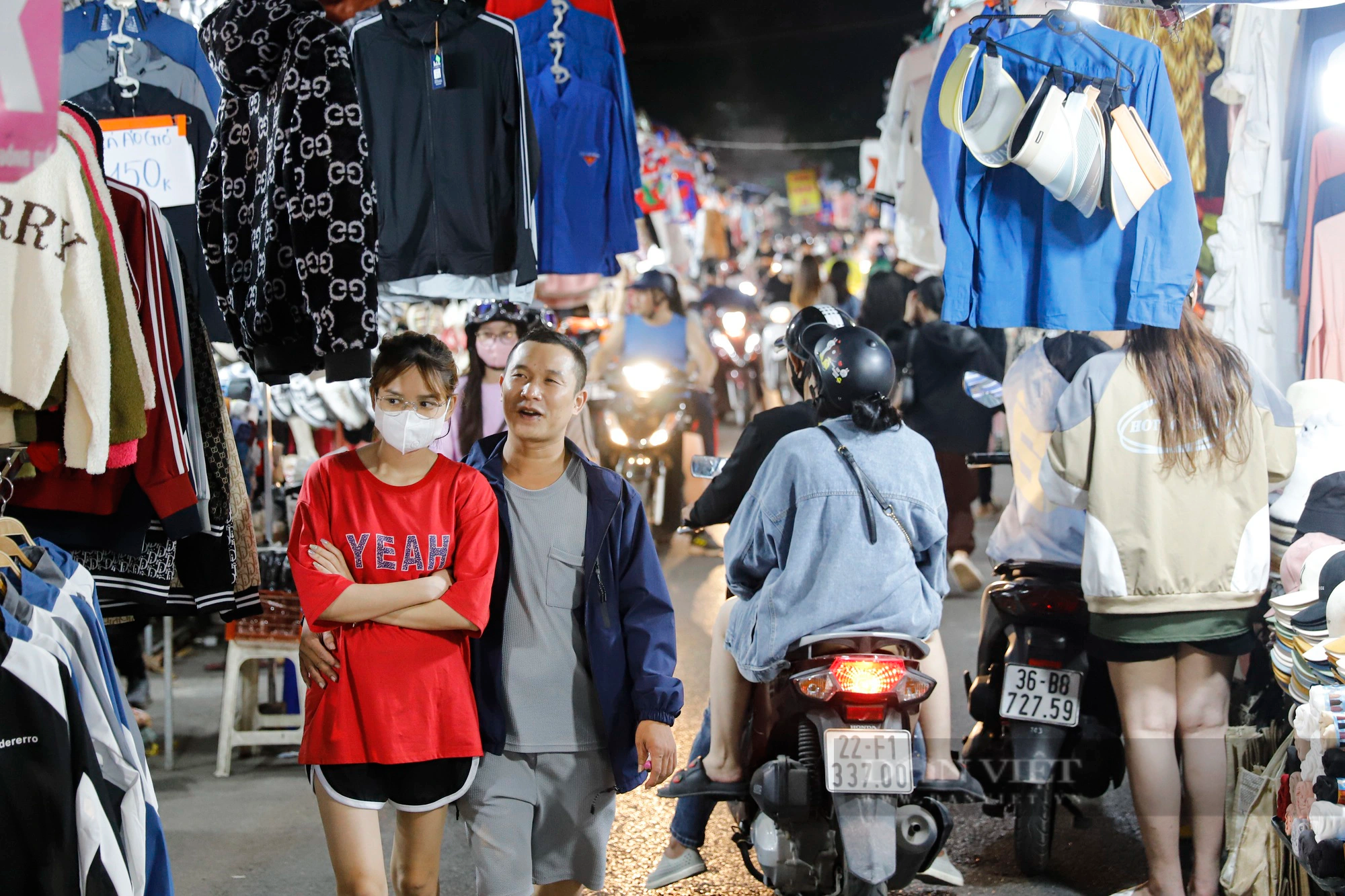 Tiểu thương tại &quot;thiên đường mua sắm&quot; của sinh viên Hà Nội lấn chiếm &quot;nuốt trọn&quot; cả con đường  - Ảnh 8.