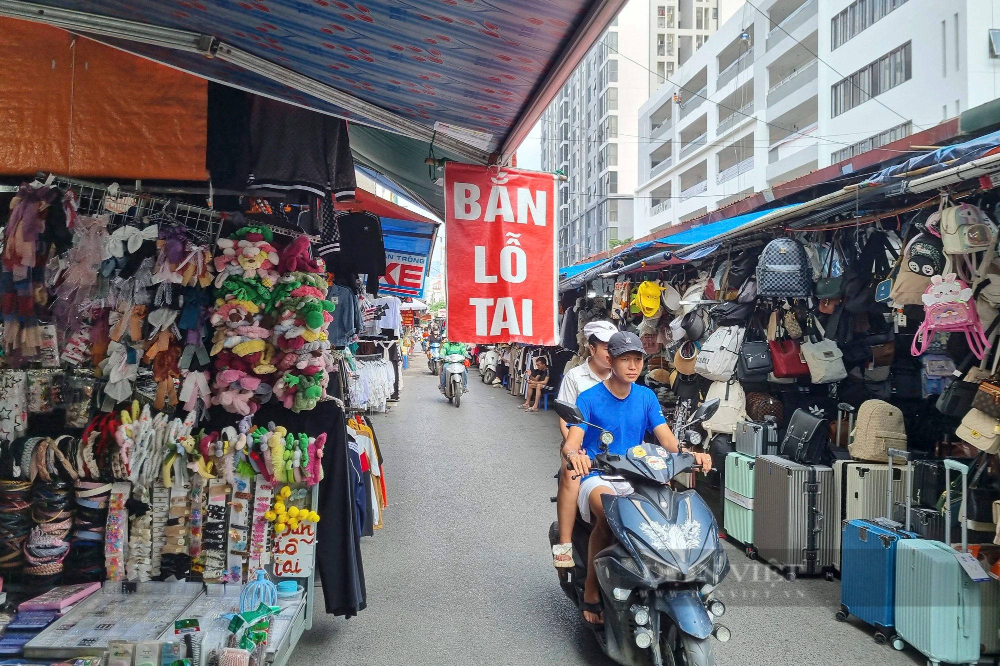 Tiểu thương tại &quot;thiên đường mua sắm&quot; của sinh viên Hà Nội lấn chiếm &quot;nuốt trọn&quot; cả con đường  - Ảnh 13.