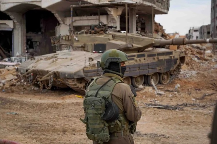 Hình ảnh Israel nối lại cuộc tấn công Gaza, người Palestine cấp tập sơ tán - Ảnh 3.