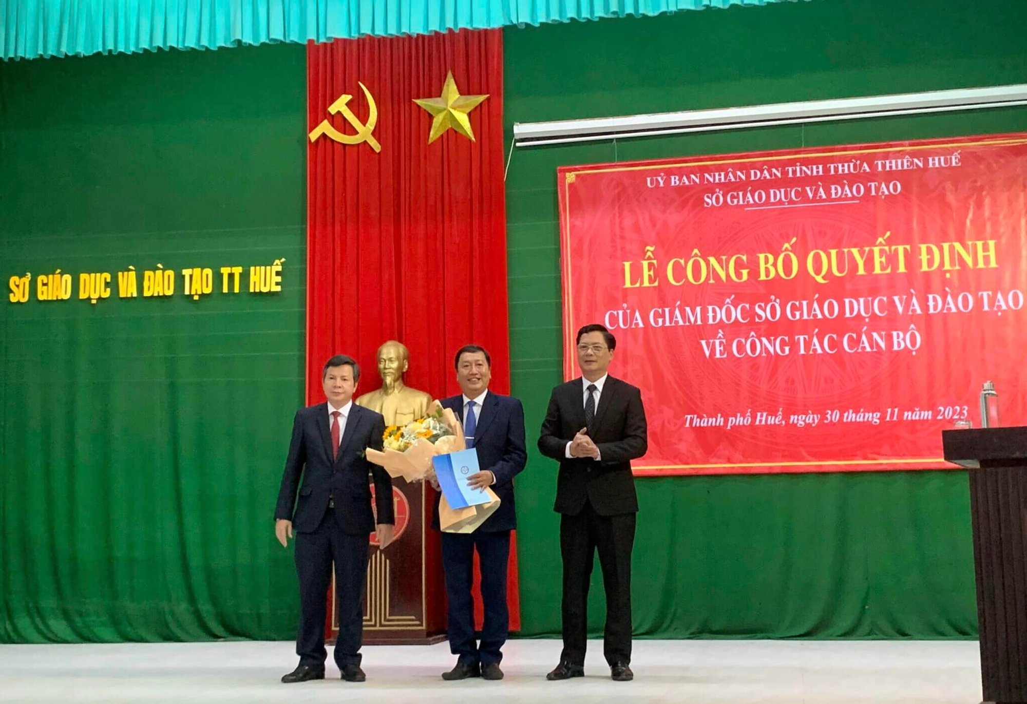 Thầy hiệu trưởng có &quot;hành động lạ&quot; ngay giữa sân trường - Ảnh 2.