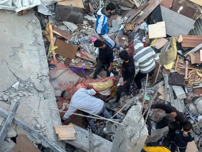 Hình ảnh Israel nối lại cuộc tấn công Gaza, người Palestine cấp tập sơ tán - Ảnh 5.