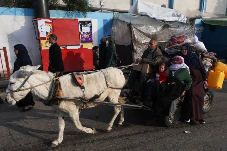 Hình ảnh Israel nối lại cuộc tấn công Gaza, người Palestine cấp tập sơ tán - Ảnh 8.