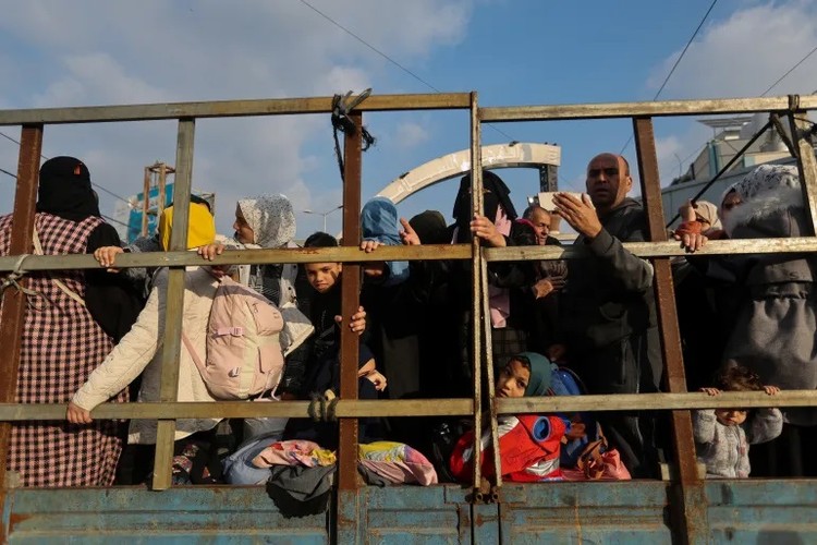 Hình ảnh Israel nối lại cuộc tấn công Gaza, người Palestine cấp tập sơ tán - Ảnh 9.