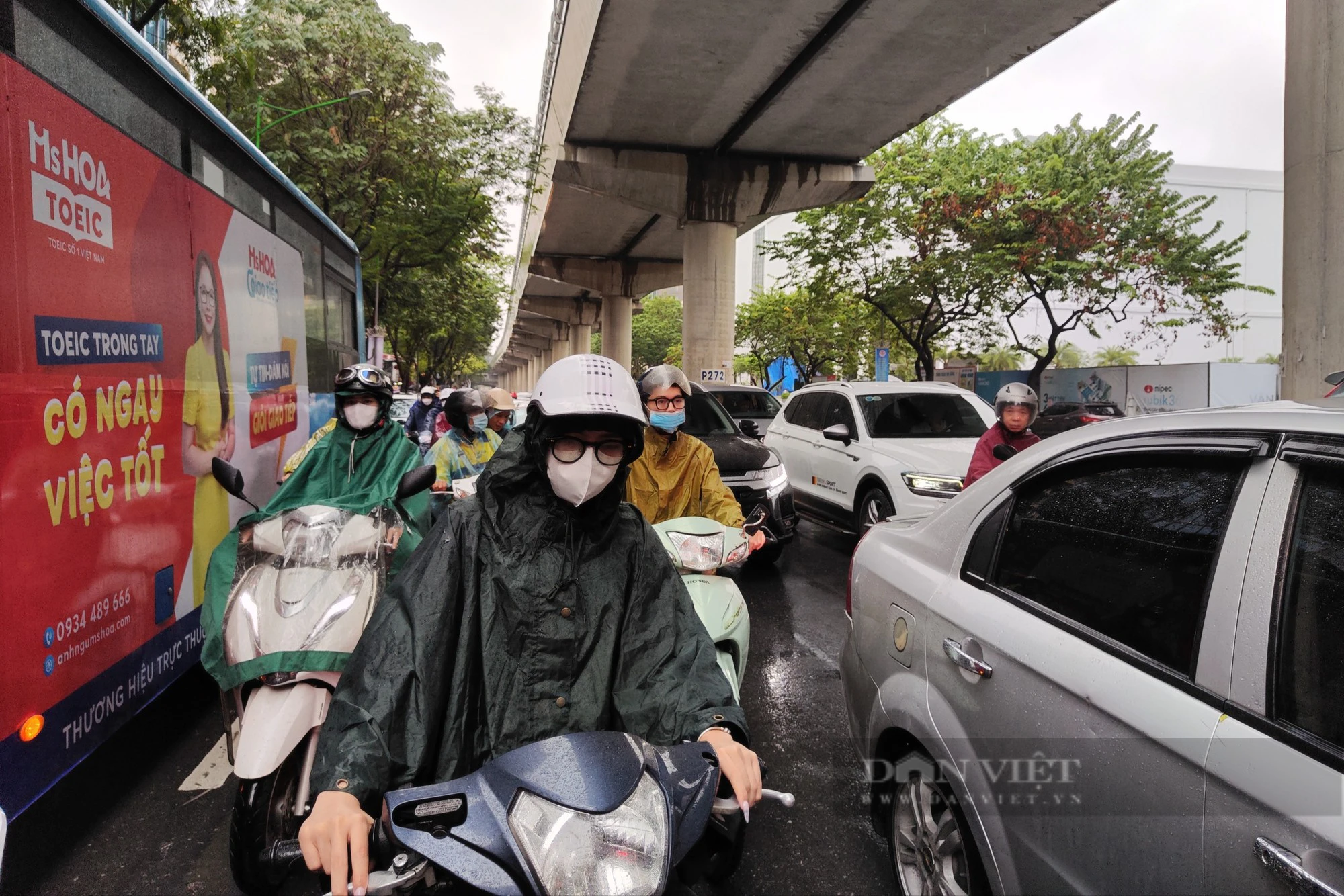 Mưa rét ngày cuối tuần, người dân Thủ đô vật vã trong cảnh tắc đường - Ảnh 1.