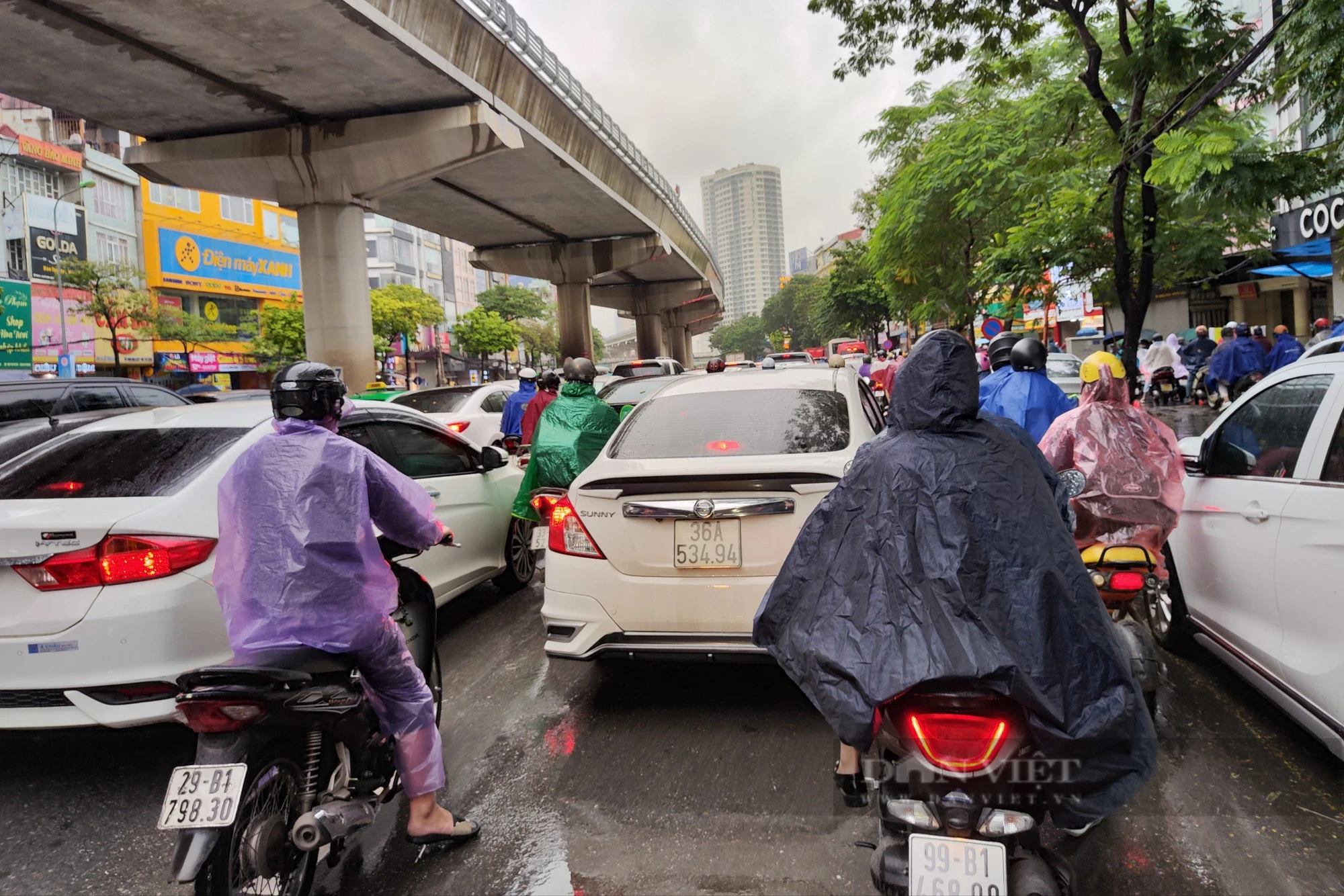 Mưa rét ngày cuối tuần, người dân Thủ đô vật vã trong cảnh tắc đường - Ảnh 2.