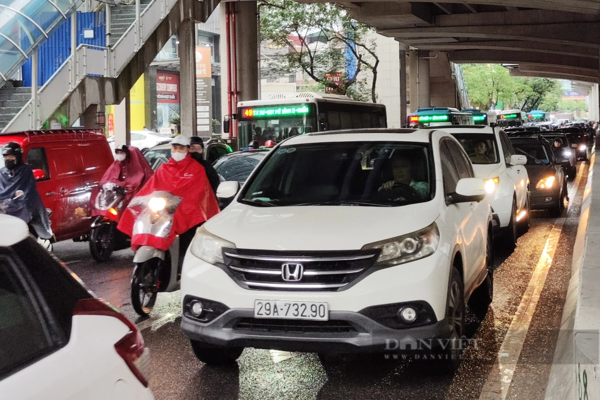 Mưa rét ngày cuối tuần, người dân Thủ đô vật vã trong cảnh tắc đường - Ảnh 3.