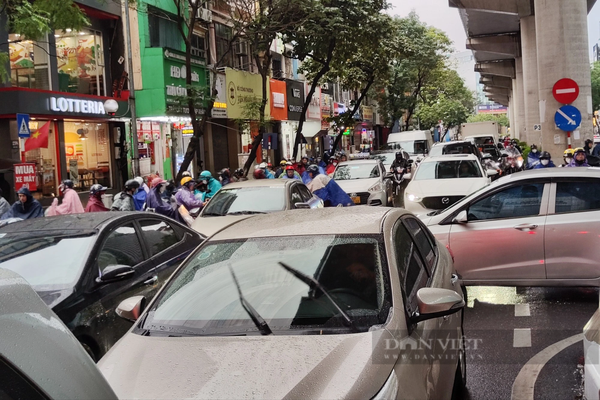 Mưa rét ngày cuối tuần, người dân Thủ đô vật vã trong cảnh tắc đường - Ảnh 4.