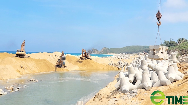 Quảng Ngãi đưa kè khẩn cấp chống sạt lở 52 tỷ về đích ngay trong mùa mưa bão - Ảnh 8.