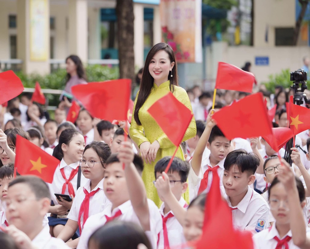 4 cô giáo Gen Z bất ngờ nổi tiếng trên mạng vì xinh như hot girl - Ảnh 3.