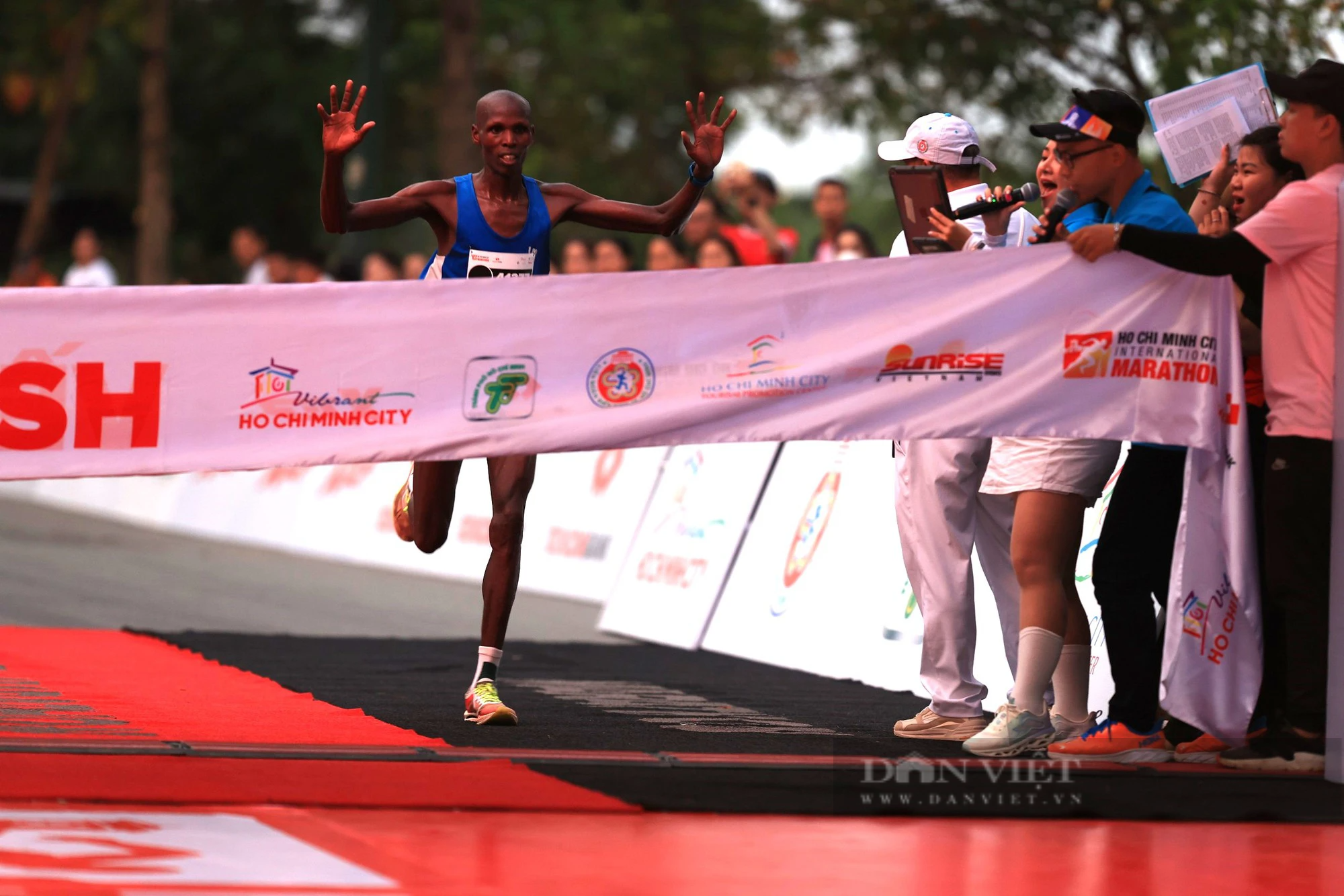 Nữ hoàng điền kinh Nguyễn Thị Oanh vô địch Giải Marathon Quốc tế TP.HCM Techcombank - Ảnh 7.