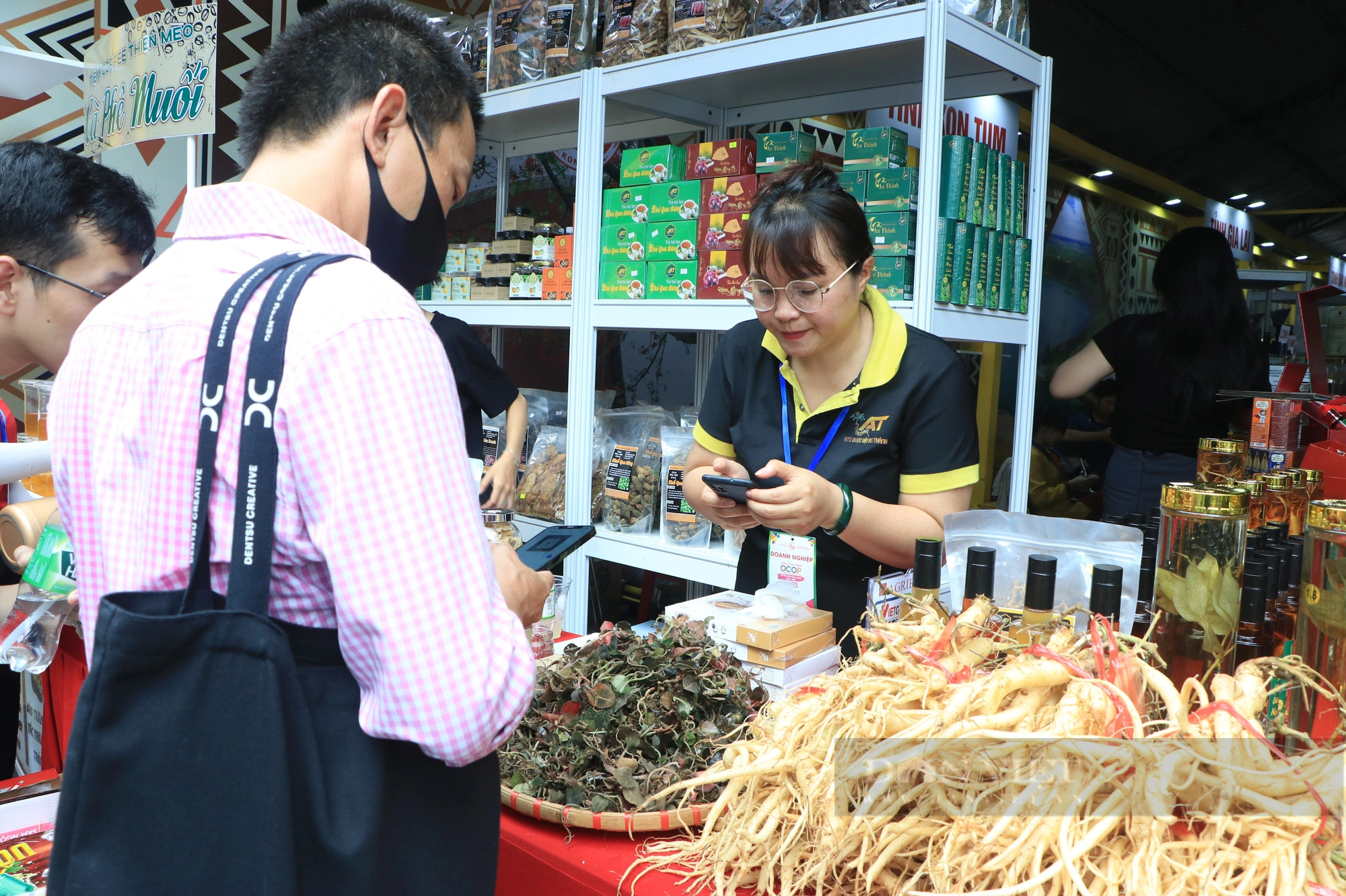 Lần đầu mở Tuần lễ OCOP khách đông bất ngờ, TP.HCM mong muốn tổ chức định kỳ - Ảnh 1.