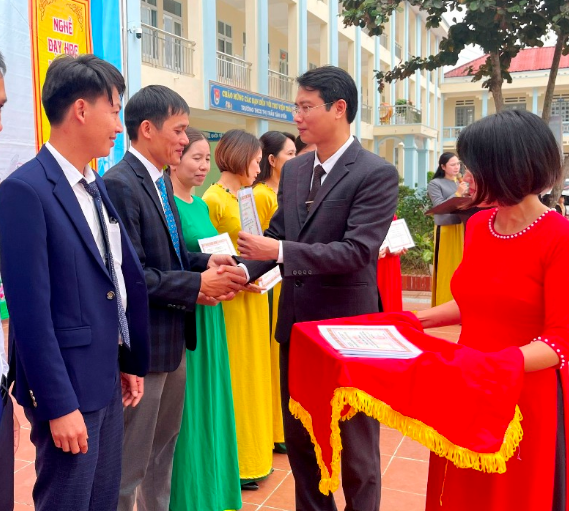 Lai Châu: Hơn 350 giáo viên đạt danh hiệu giáo viên dạy giỏi cấp huyện - Ảnh 1. Lai Châu: Hơn 350 giáo viên đạt danh hiệu giáo viên dạy giỏi cấp huyện - Ảnh 1.