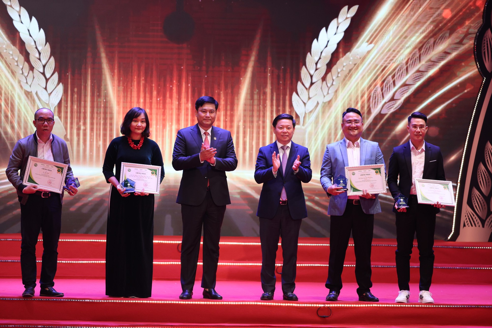 Trao giải &quot;Giải báo chí toàn quốc viết về nông nghiệp, nông dân, nông thôn Việt Nam năm 2023&quot; - Ảnh 1.