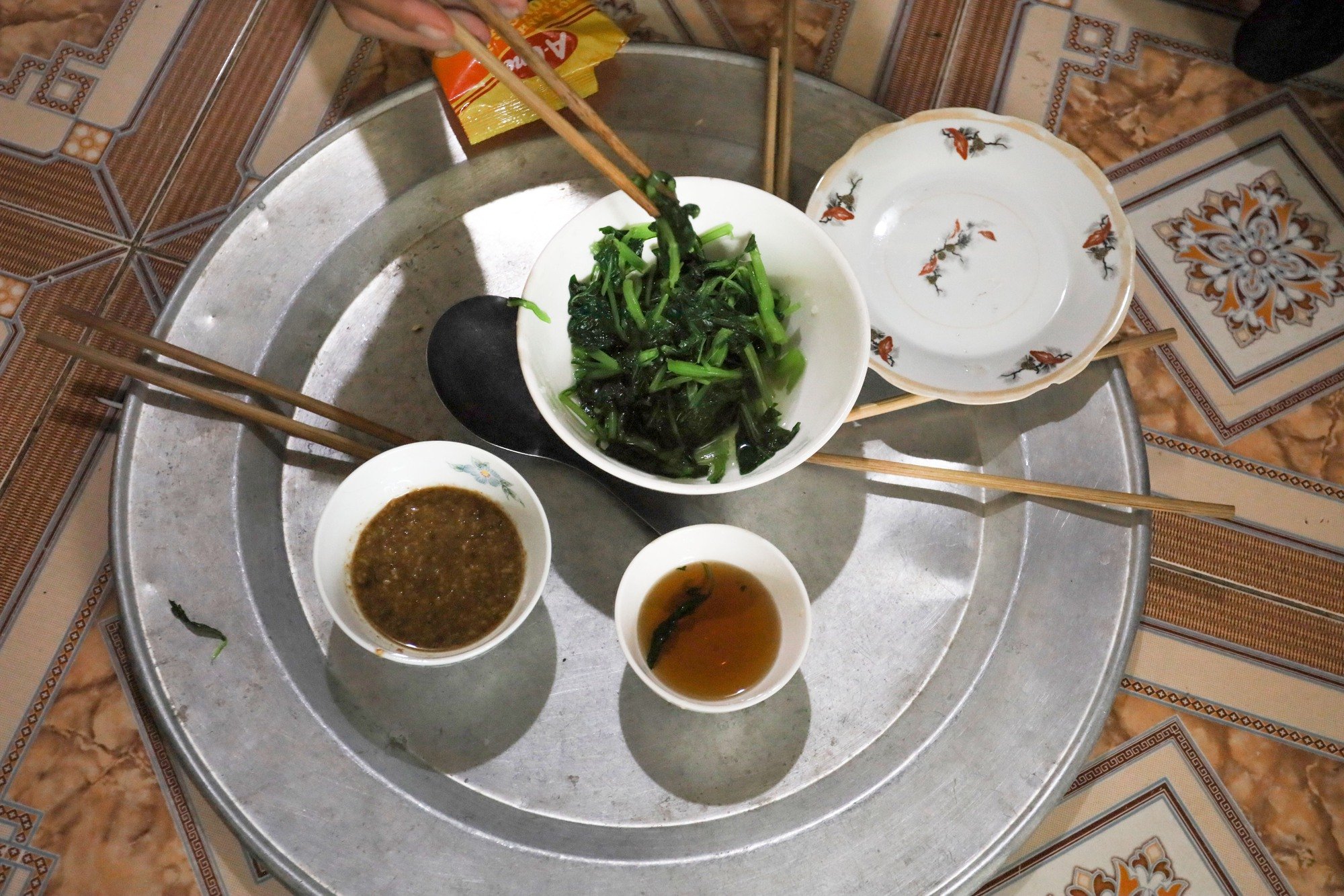 Những cảnh đời cơ cực: “Ốc không mang nổi mình ốc lại mang cọc cho rêu&quot; (Bài 1)  - Ảnh 5.