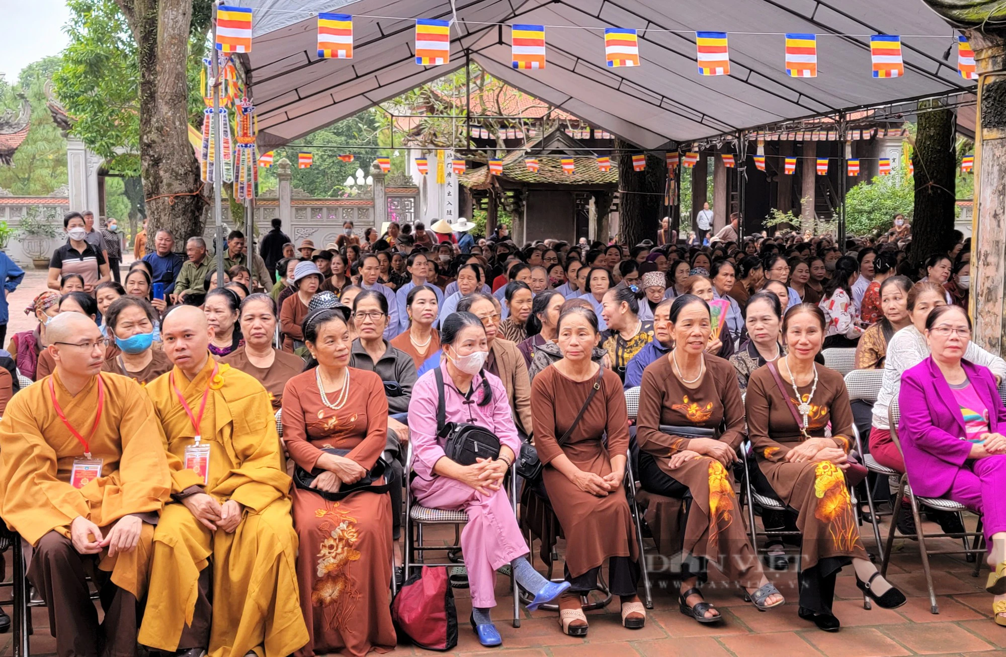 Đông đảo phật tử về chùa Côn Sơn dự Đại lễ tưởng niệm 715 năm ngày Phật Hoàng Trần Nhân Tông nhập niết bàn - Ảnh 4.