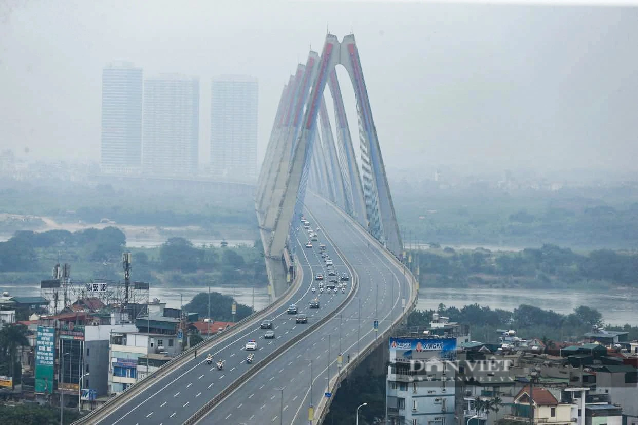 Cận cảnh &quot;siêu xe&quot; bọc thép, chống đạn chở Tổng bí thư, Chủ tịch nước Tập Cận Bình trên đường phố Hà Nội - Ảnh 9.