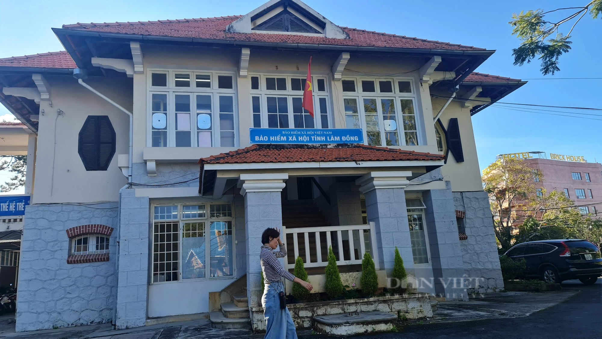 Một bác sĩ nghi trục lợi bảo hiểm y tế ở Lâm Đồng với số tiền gần 900 triệu đồng - Ảnh 1.