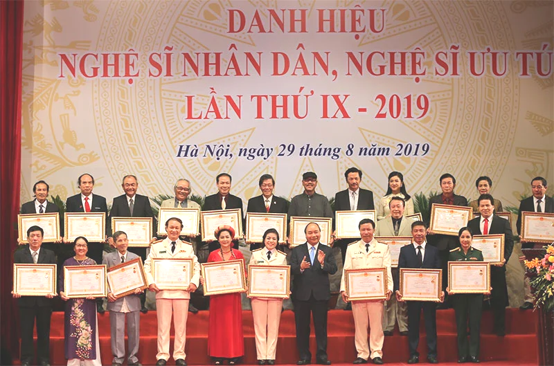 Xét tặng danh hiệu NSND, NSƯT: Đã “phong tặng” thì ai xứng đáng thì trao, sao lại bắt làm đơn xin? - Ảnh 1.
