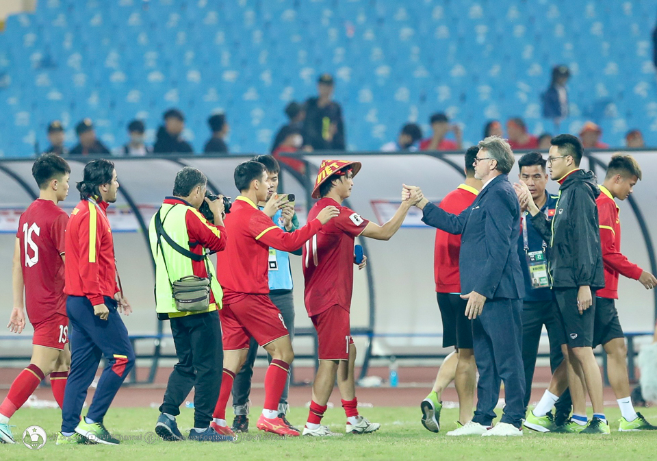 V.League &quot;nóng bỏng&quot; khi tuyển thủ chạy đua lọt vào &quot;mắt xanh&quot; HLV Troussier - Ảnh 3.