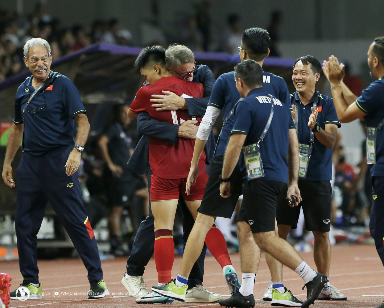 V.League &quot;nóng bỏng&quot; khi tuyển thủ chạy đua lọt vào &quot;mắt xanh&quot; HLV Troussier - Ảnh 2.