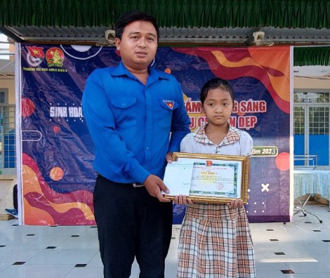 Học sinh lớp 3. gia đình nghèo vùng biên giới không tham tiền rơi ở Long An - Ảnh 2.