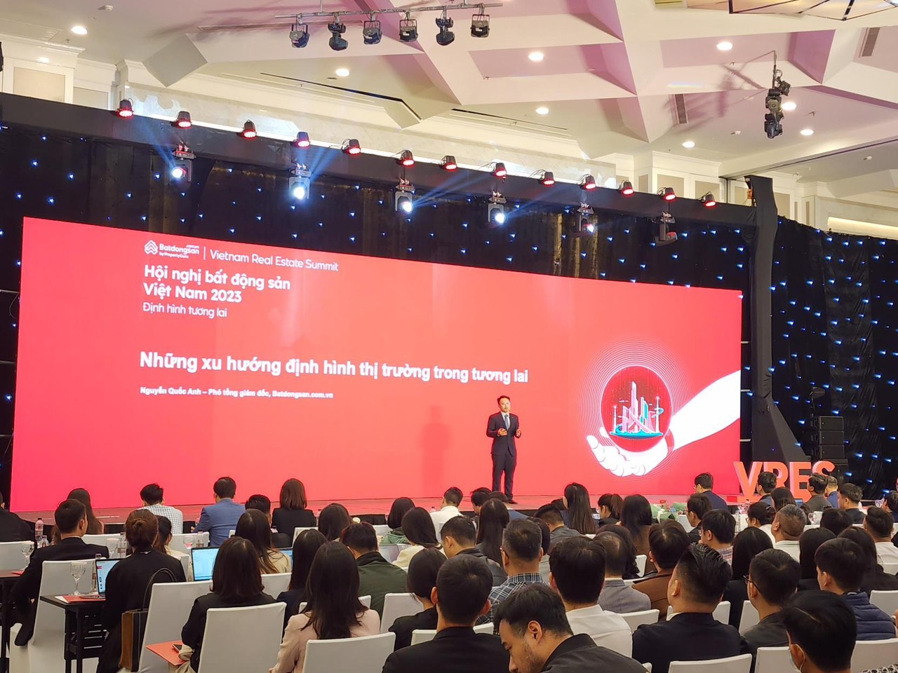 Niềm tin vào thị trường bất động sản vẫn thấp, nhà đầu tư giữ tiền bằng cách nào? - Ảnh 1.