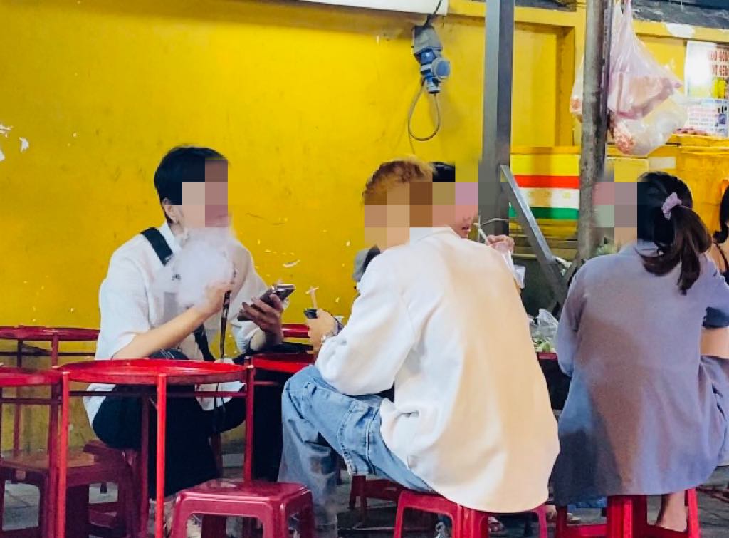 Cử tri quan ngại tình trạng bạo lực học đường, thuốc lá điện tử bủa vây học sinh: Sở GDĐT TP.HCM nói gì? - Ảnh 1.