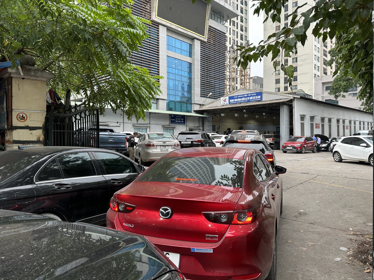 Trung tâm đăng kiểm đông đúc trở lại, nỗi lo nguy cơ &quot;vỡ trận&quot; ùn tắc đăng kiểm - Ảnh 4.