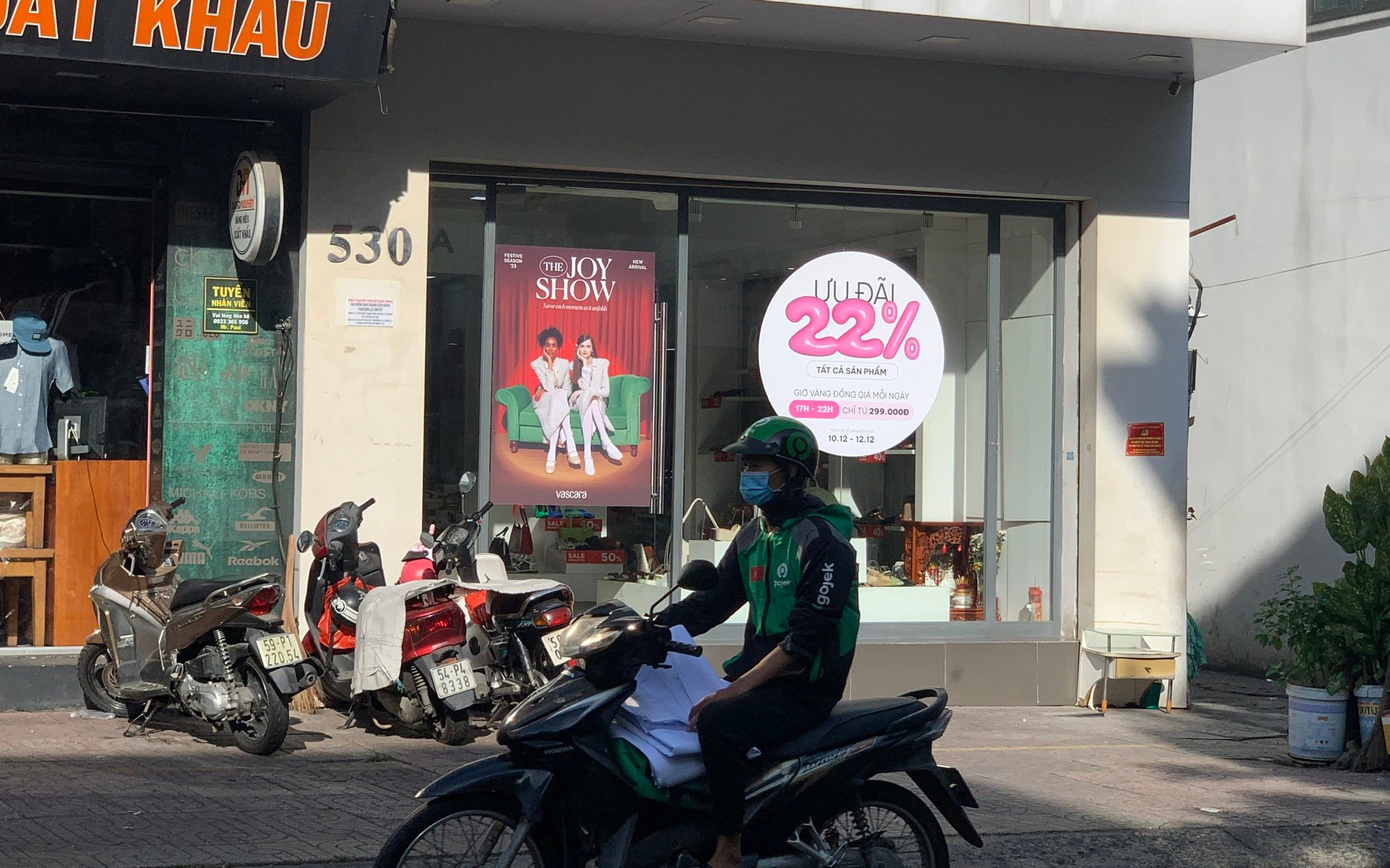 Chị em lại săn sale 12/12 trên chợ mạng, cửa hàng, trung tâm thương mại tiếp tục im ắng trong ngày khuyến mãi đôi