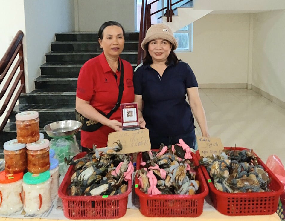 Quảng Bình: Nuôi kết hợp cá, tôm, cua trong hồ ở ven sông Nhật Lệ, vợ chồng này thu về 300 triệu/năm - Ảnh 4.