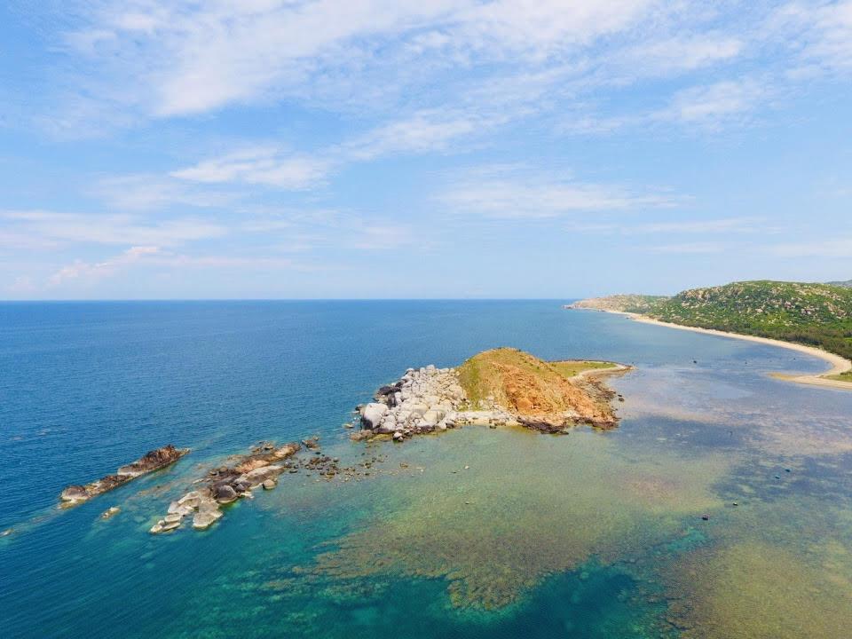 Chỉ cách vườn nho Ninh Thuận có 300m, một hòn đảo hoang sơ đẹp như phim, ai thấy cũng bất ngờ - Ảnh 2.