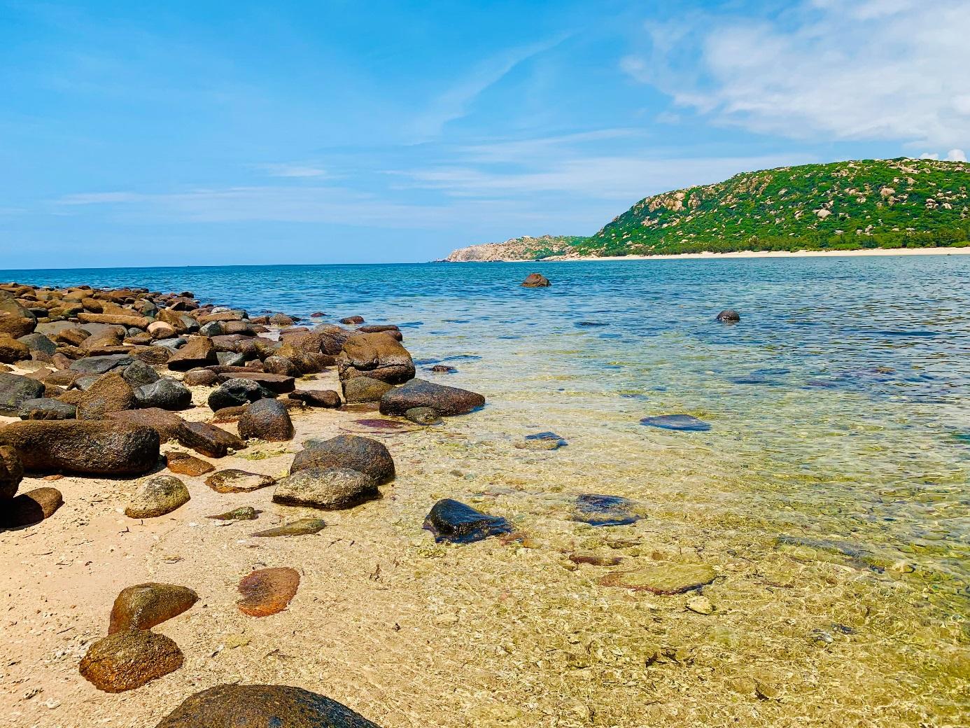 Chỉ cách vườn nho Ninh Thuận có 300m, một hòn đảo hoang sơ đẹp như phim, ai thấy cũng bất ngờ - Ảnh 3.