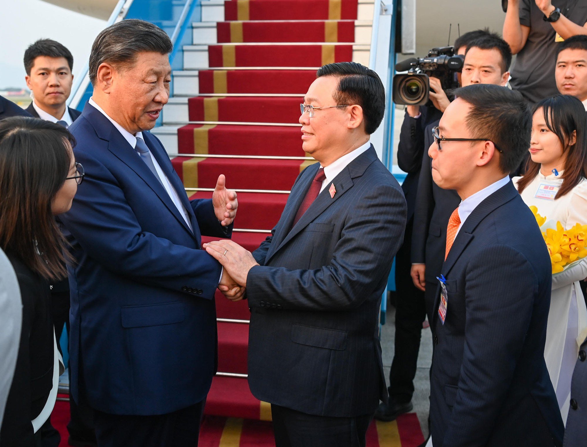 Chân dung 2 nữ sinh tặng hoa Tổng bí thư, Chủ tịch nước Tập Cận Bình và Phu nhân tại Nội Bài - Ảnh 5.