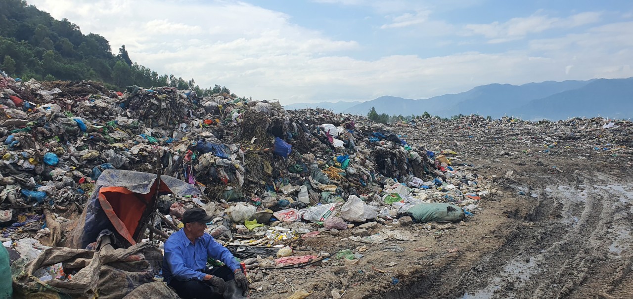 Bãi rác Hòn Ngang quá tải, lãnh đạo doanh nghiệp nói gì? - Ảnh 1. Bãi rác Hòn Ngang quá tải, lãnh đạo doanh nghiệp nói gì? - Ảnh 1.
